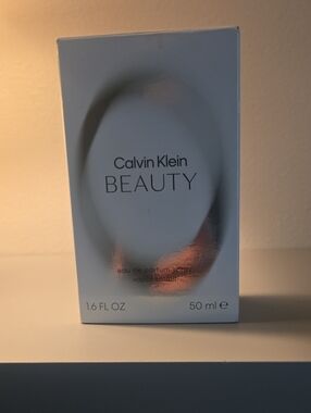 Calvin Klein Beauty Eau de Parfum - Metallic Silver Packaging